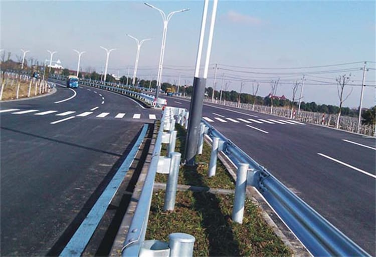 河北安平公路護欄板